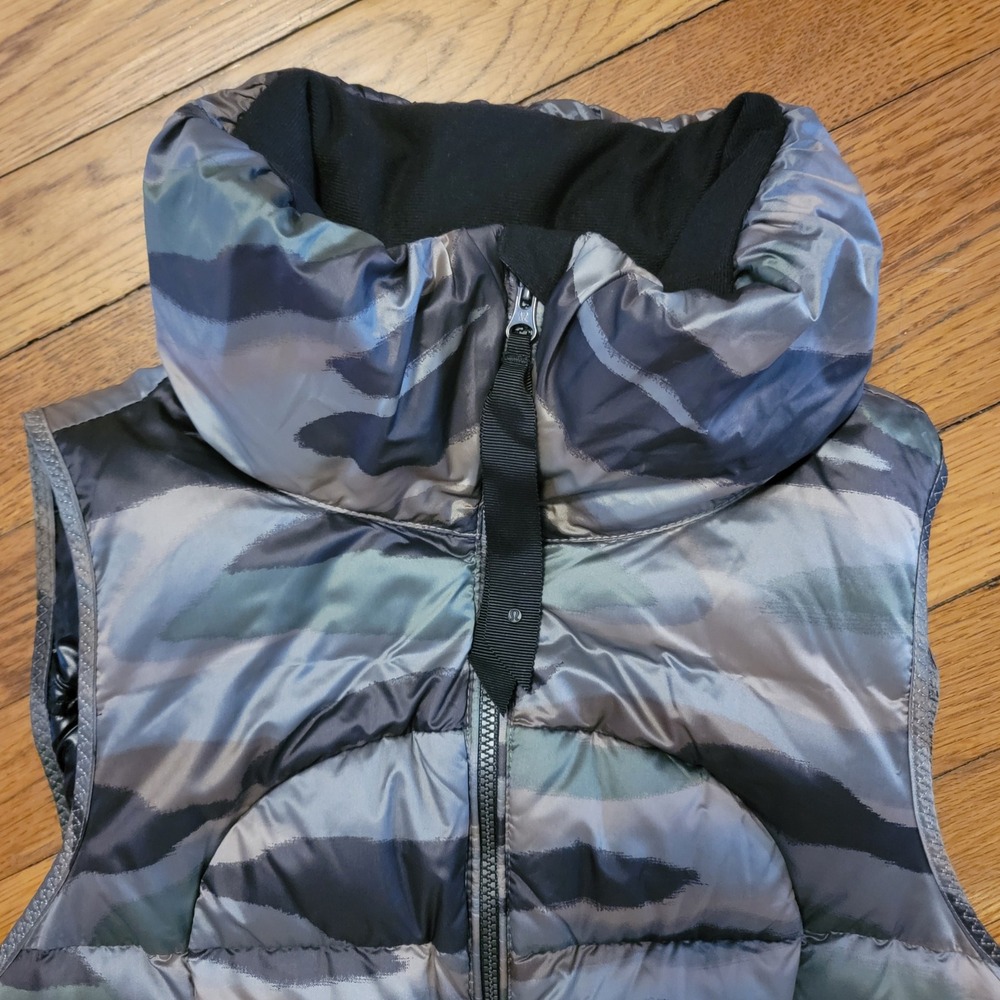 Lululemon‎ Women's Size 6 Fluffin Awesome Full Zip Puffer Goose Down Vest Camo - Picture 4 of 6